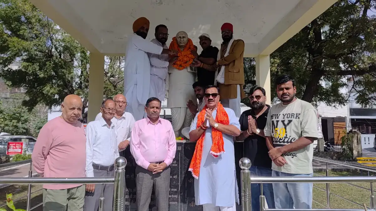 लौहपुरुष सरदार वल्लभभाई पटेल की जयंती पर पूर्व विधायक राजकुमार ठुकराल ने पटेल पार्क में किया माल्यार्पण, राष्ट्र की एकता और अखंडता का लिया संकल्प