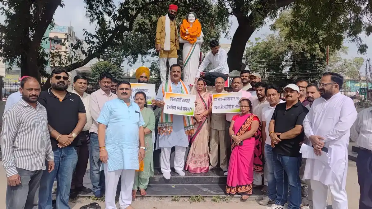 इंदिरा गांधी की पुण्यतिथि पर कांग्रेस कार्यकर्ताओं ने गांधी पार्क में दी श्रद्धांजलि, पूर्व विधायक राजकुमार ठुकराल एवं महानगर अध्यक्ष ममता रानी ने किया नमन
