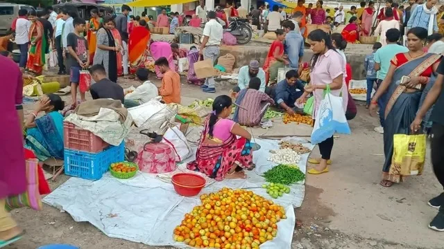 बारिश से सब्जियों के दाम तीन गुना बढ़े, धनिया 200 रुपये किलो