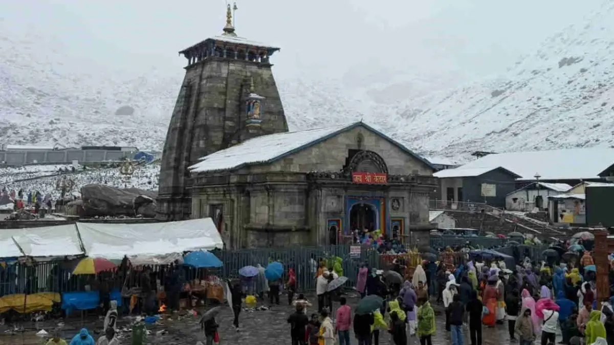 बर्फ की सफेद चादर में लिपटा केदारनाथ धाम, ठंड के बीच भी दर्शन को पहुंच रहे श्रद्धालु